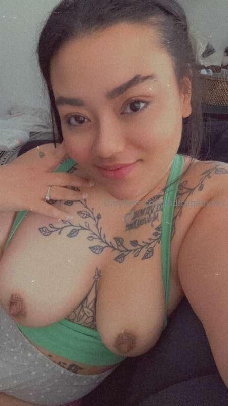 Woke up this morning and immediately showed off my tits. 😋 J..