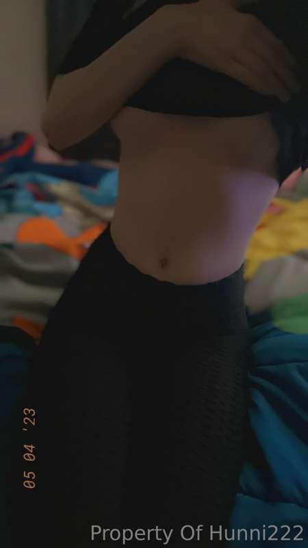 Say hey if I can lift my shirt up higher in your dms😘