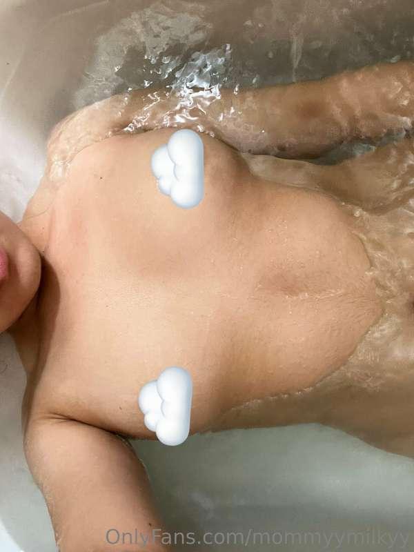 Bubble bath 😶‍🌫️🤫 wanna see my tits in bubbles, video incomi..
