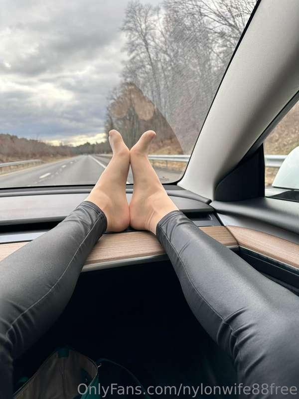 nylonsandfeet image #0