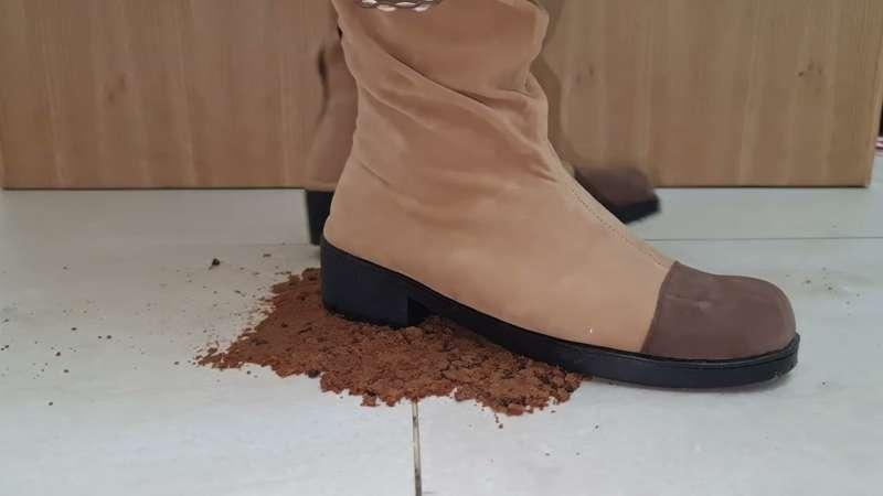 Klee Boots Crushing Chocolate Cookies