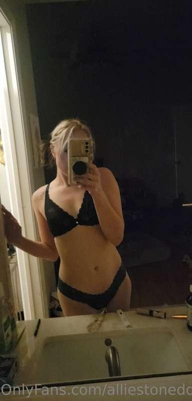 Would you jerk off to my nudes if I send you some?😜🥺