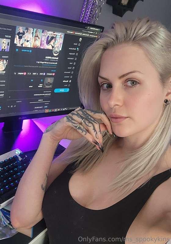 Chatting now on my VIP come hangout with me 🥹💜 @spookykinsvi..