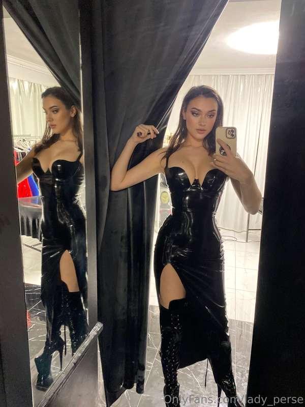 I love this long latex dress 🖤 it fits my skin perfectly 