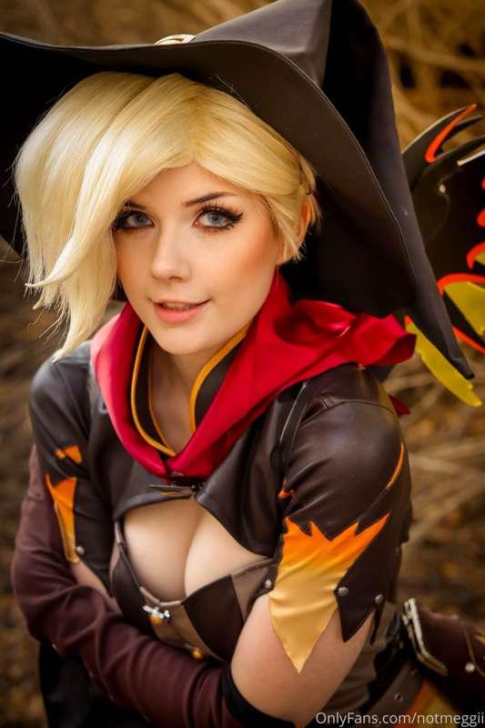 Happy 1st day of Halloween everyone :3!!!!!!!!!!!!

EEEEEEEE..