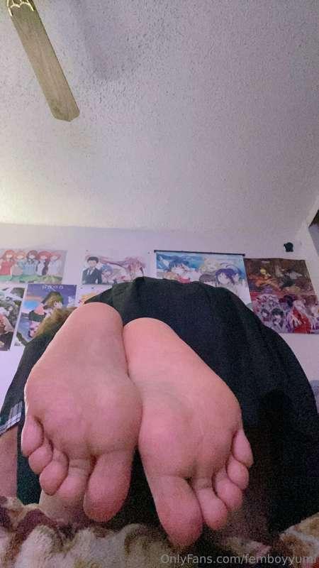These soles are ready to catch every drop of your cum ~