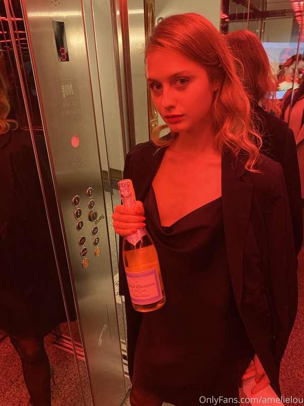 Wine and my perfect outfit that what makes my dream day !🤩🥳