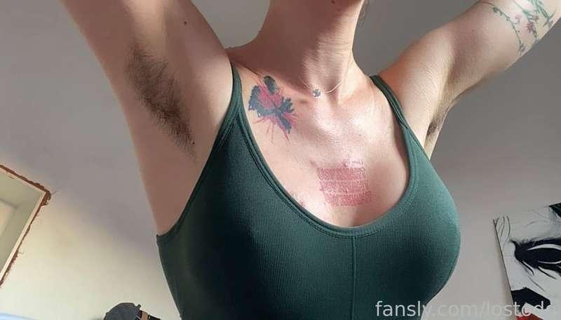 Sweaty, glowing skin and hairy pits after a workout🔥🔥

#fyp #pits #armpits #hairy #natural #hands #tits #tattoos #sweaty #fetish 