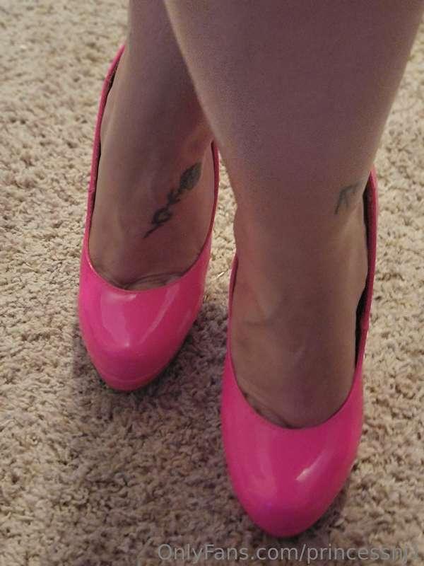 Hey my loves how are these for walking into the week on a Tu..
