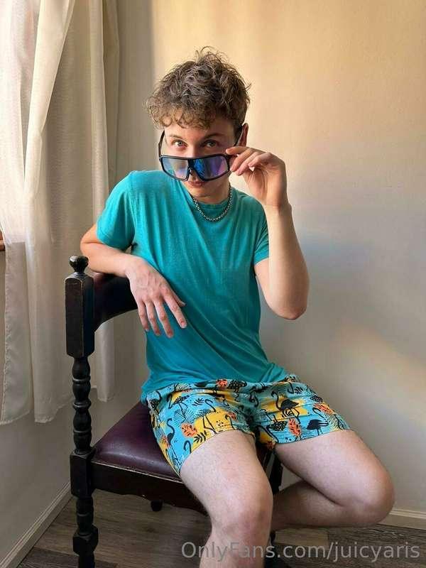 What are yuo looking at?😊😉