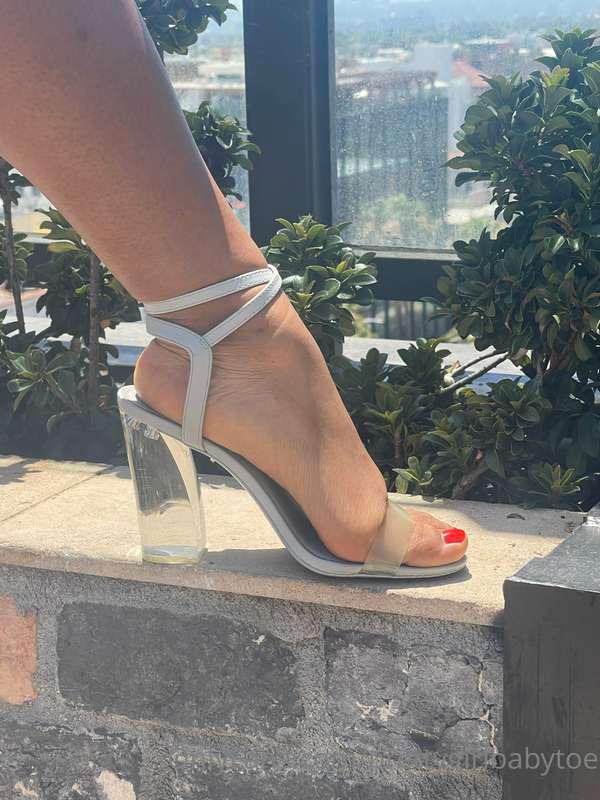 These toes need to be kissed and worshipped