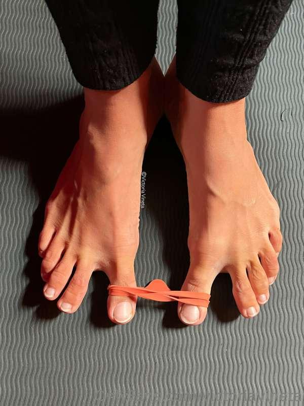 Answer me in a DM! 💋
Do you like to watch feet stretching, f..