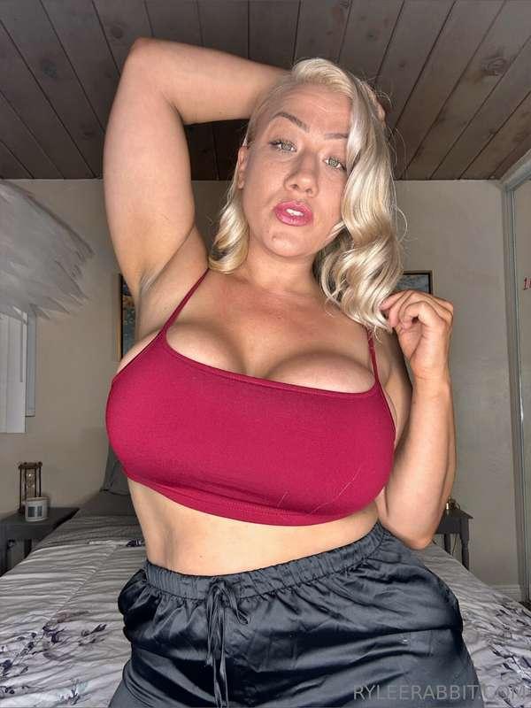 Dm me right now and tell me what your in the mood for 😈