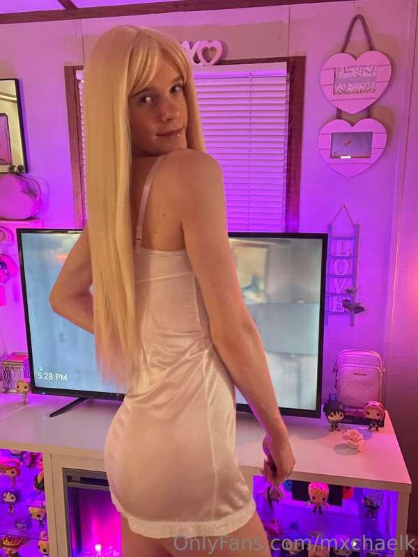 this dress is a lil too small 🙈 🤍