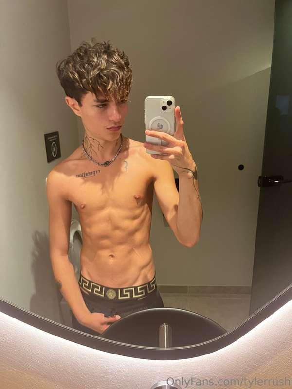 I’ve found the kinkiest Twink online! 😈 @bnnytwnk 😈 a sexy 1..