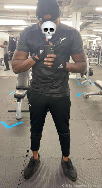 In the gym getting pumped up ready to destroy @chastity_flr ..