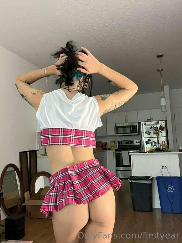 Here’s some upskirt booty. 🙈