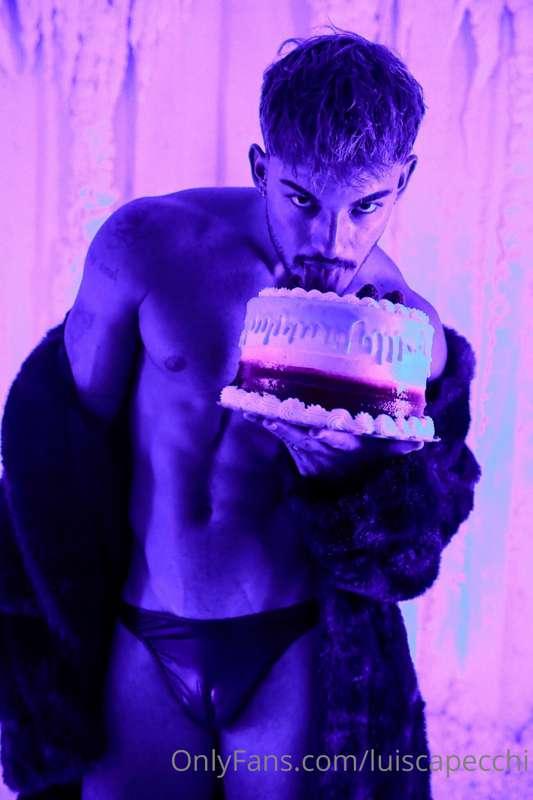 ITS MY BIRTHDAY!!! 😈 get this to two thousand and everyone g..