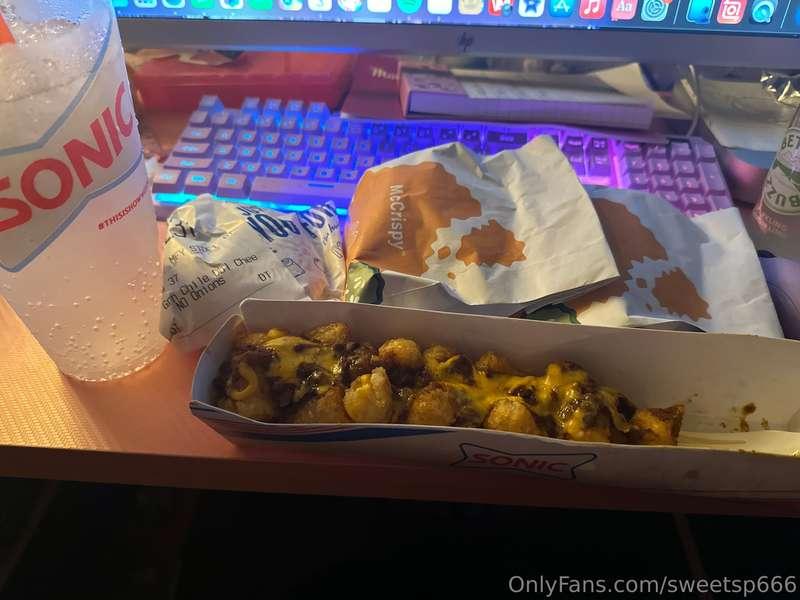 another little late night binge 🐖💕  going out to my auto ren..