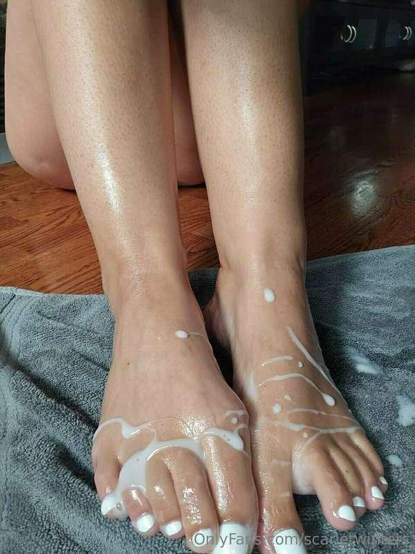 Foot Fetish FRIDAY😋  would you suck this teachers toes is th..