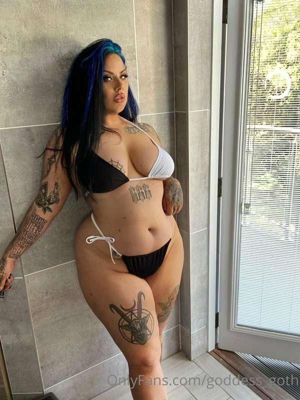 Big curves in a tiny bikini 😈
