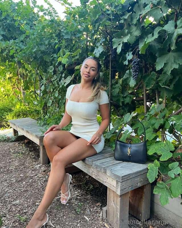 Just a gentle reminder 💛🌼message me any yellow emoji in my d..