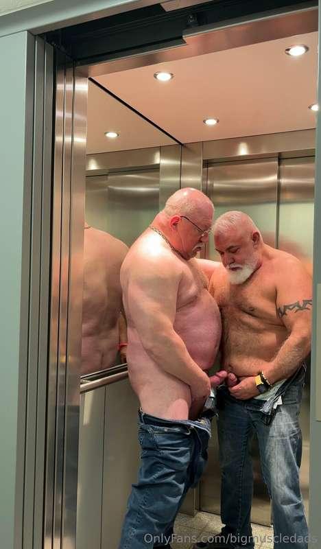 🔥 Intimacy in an elevator 🍆🍆