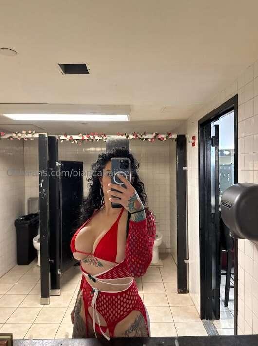 Not your average bathroom selfie 😏