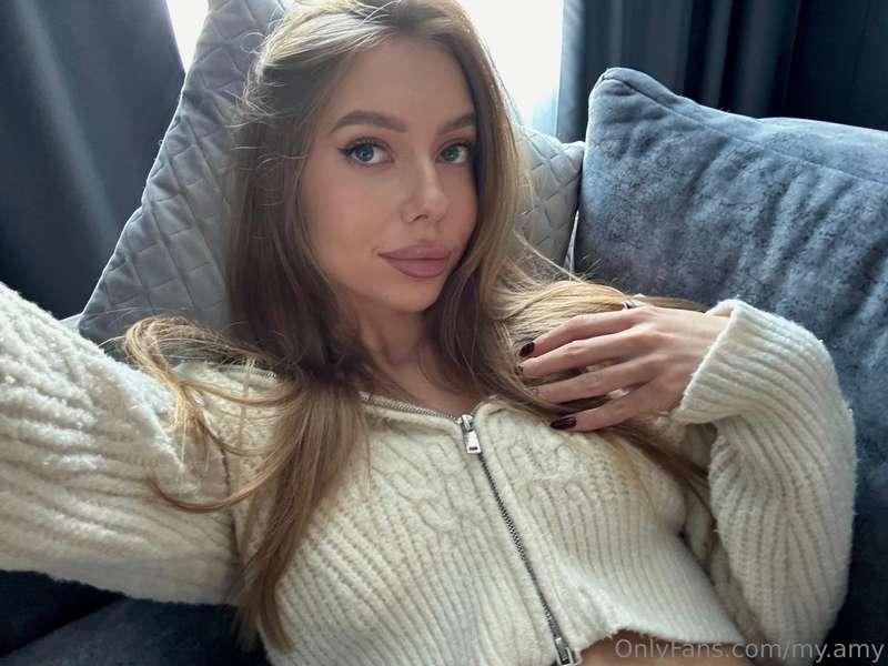 It's easy to be happy in the fall🥰. A warm blanket, hot coff..