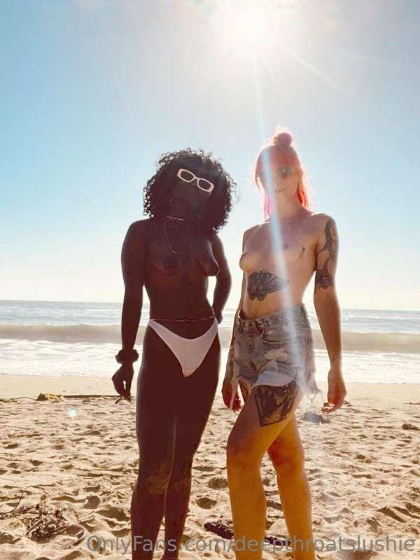 Friends who get naked in public together stay together 😂 cho..