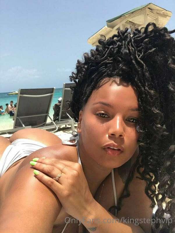 Good morning babes…lounging around  answering DMs. Let’s get..