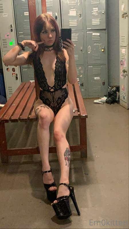 Would you worship my legs n feet 😻🤍