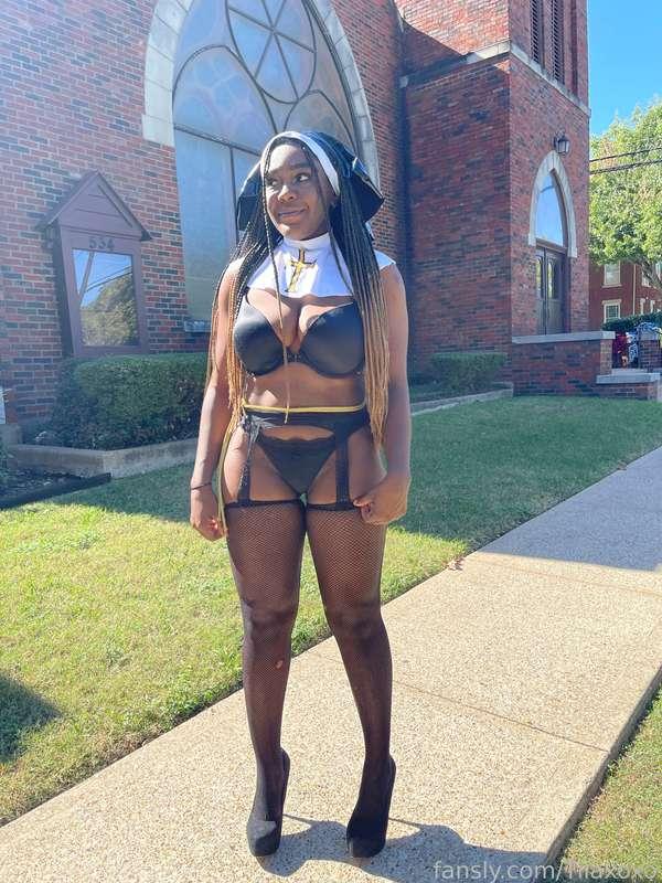 Yay!! It's the beginning of the spooky season! 👻 I love October and I love fall 😁 I can't wait to celebrate with you :)

#nun #costume #roleplay #public #dressup