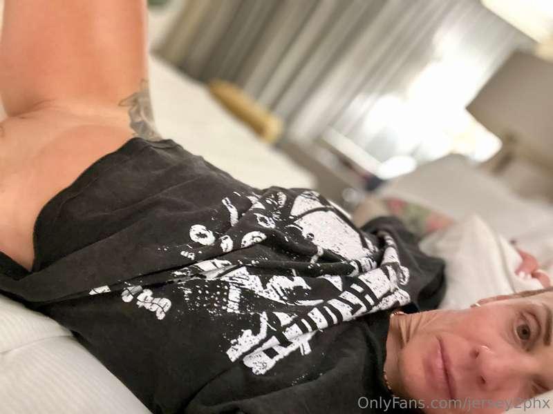 Who’s gonna come join me in bed?? Check your inbox 💋