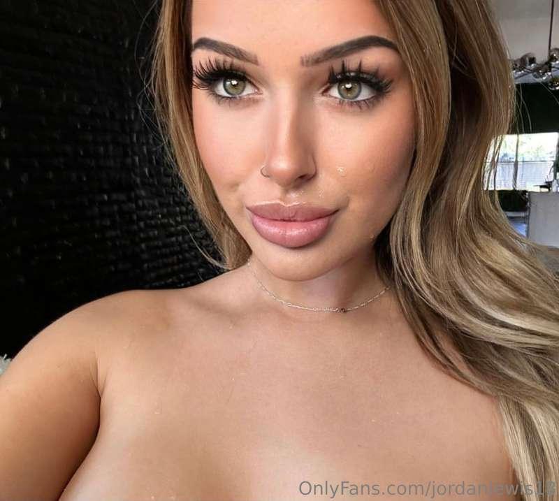 I’m so bored, cum play with me 😈