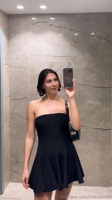 Today, I’m showing off yet another little black dress hehe 😏..