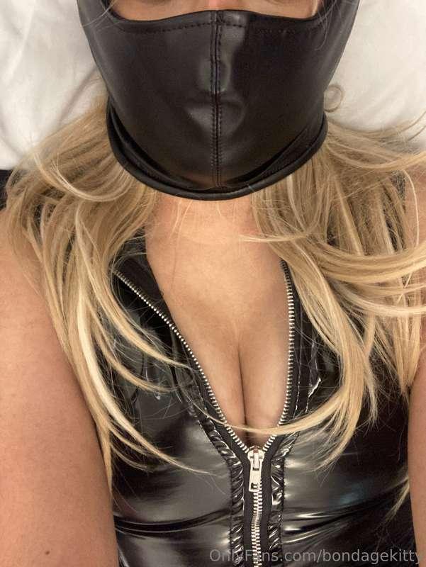 Who likes my new slutty hood? What should I be gagged with u..