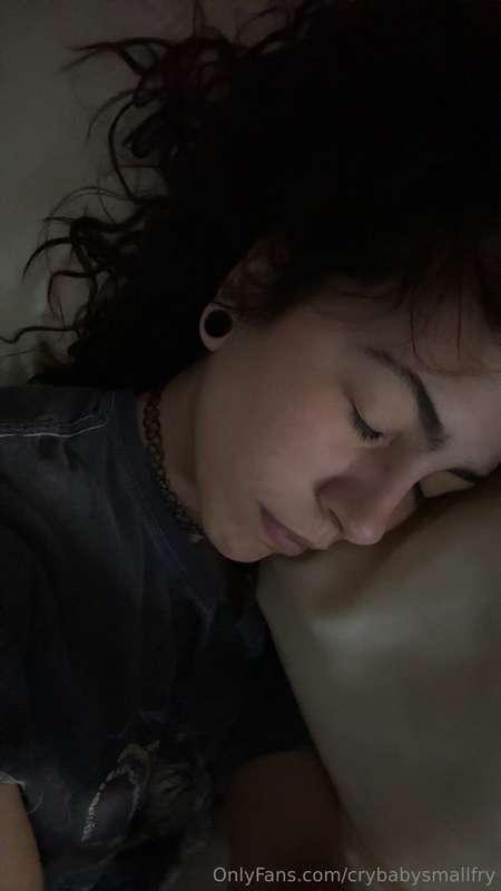 mimimimimi 💤💤💤💤i heard pervs would like a pic of me eeping… ..