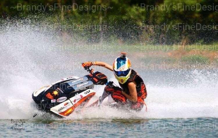 How low can I go? 😈 another throwback! Racing the two stroke..
