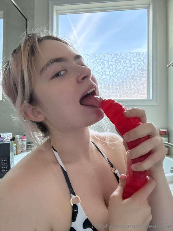 Gummy worm and shaving video acquired! Now making the dildo ..