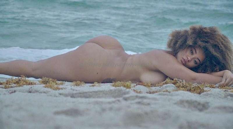 Good morning 🩷 tanning on the beach naked ;) I hope everyone..