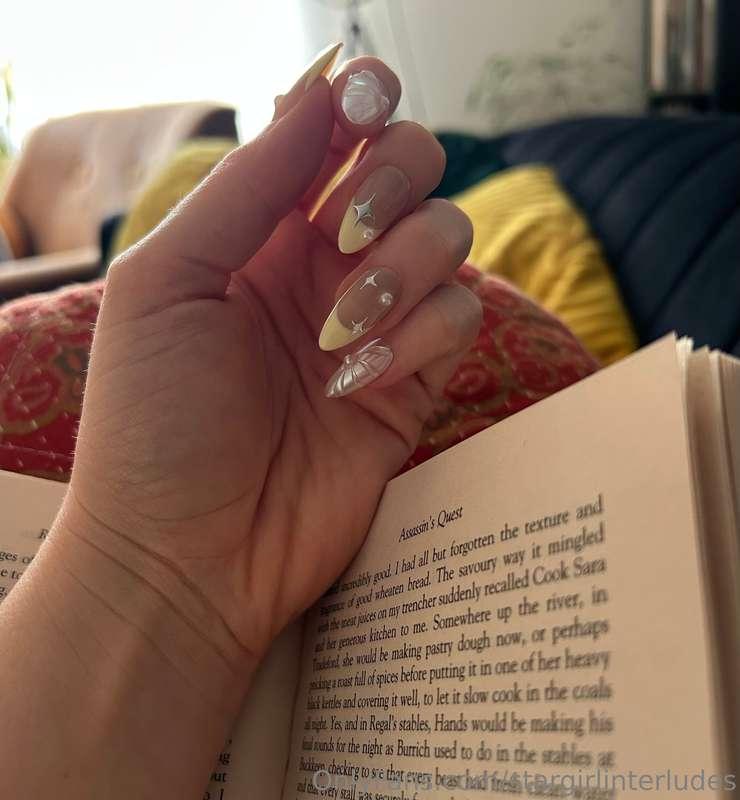 These gooorgeous nails keep distracting me from reading ✨✨