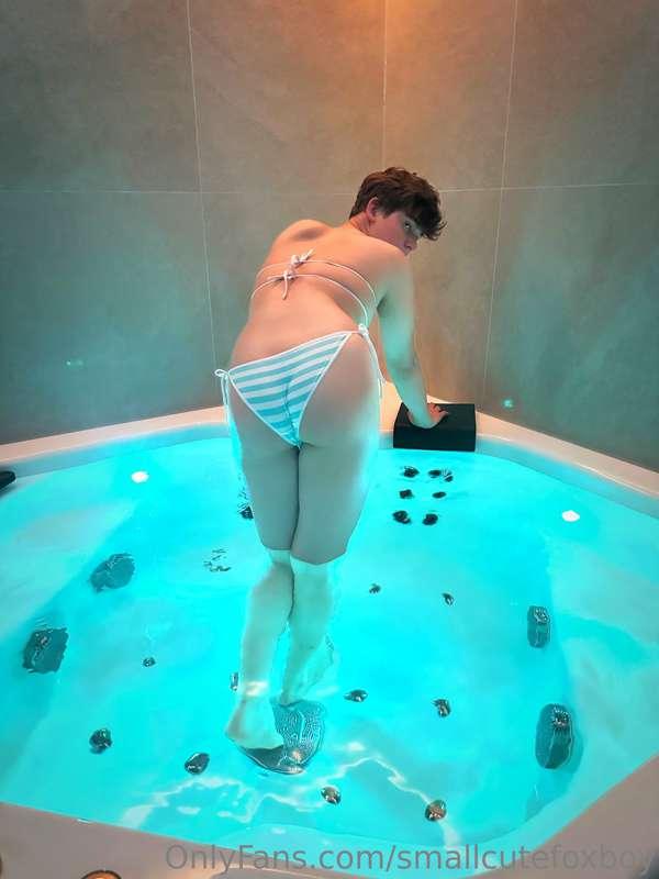 Some nice pics and a little vid for you from the tub 🛁