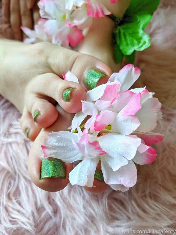 I love how pretty this green polish looks on my toes!! 💚🌸