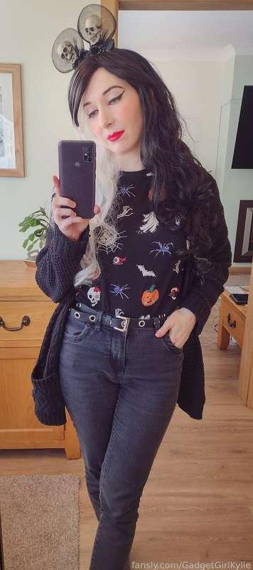 It's October!
Time for spooky vibes!
This one is for subs &amp; followers xxx

#goth #gothgirl #gothmommy #gothmom #gothwife #gothwaifu #halloween #spooky #scary #creepy 