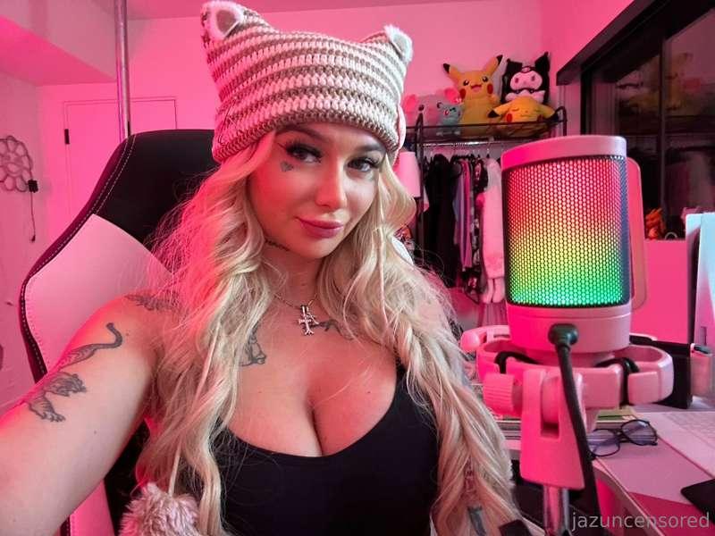 Come play with me? 😈🔥 Get into my VIP and let’s get messy to..