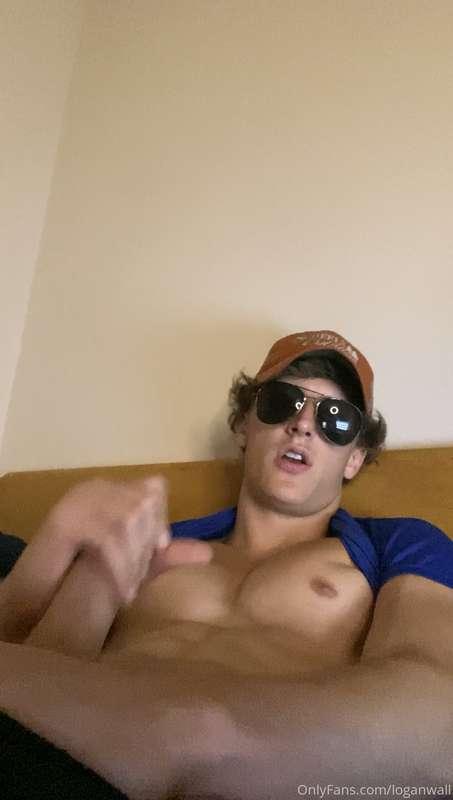 Lick seeing my Pecs with my Shirt like this? 😏 Maybe Fuck yo..
