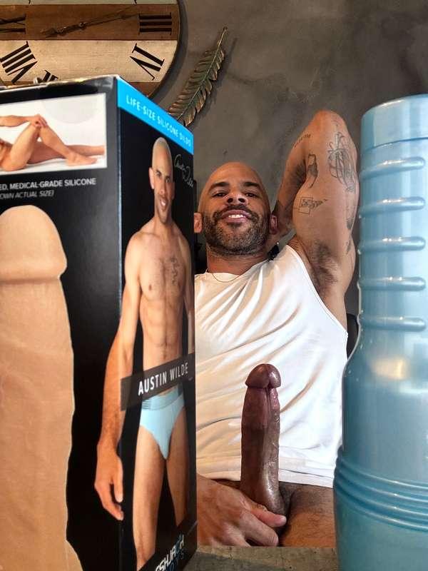 🚨WHO WANTS A DILDO / FLESHJACK??🚨 Swipe to see the “true to ..