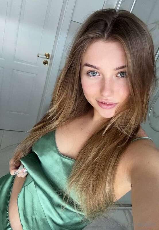  @lealealuxe She is waiting for you❤️❤️ @lealealuxe ❤️ Who w..