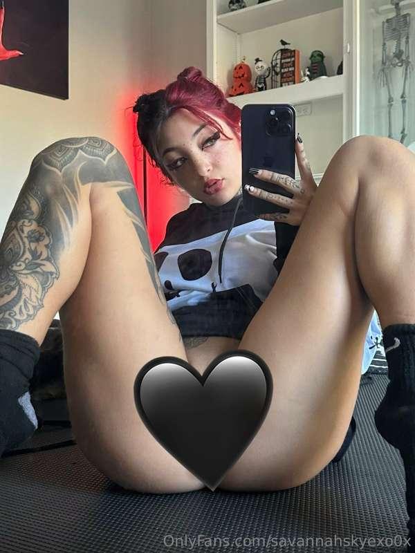 CHECK YOUR DMS FOR FREE PUSSY PIX...if you're in my RENEW ON..